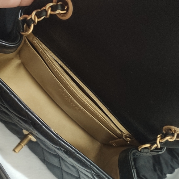 Brand new. Never used, Chanel Mini Flap square with gold ball. Pearl crush. - Picture 5 of 12